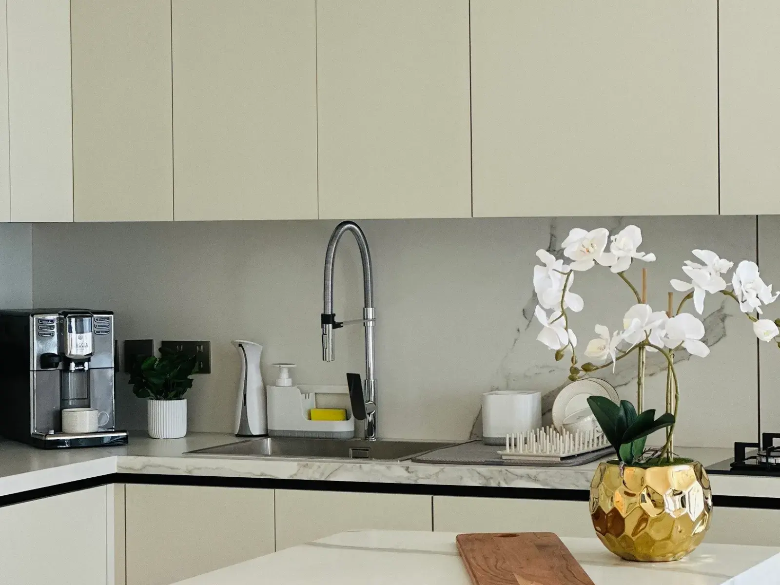 Kitchen worktop with an undermounted sink and a stone splashback