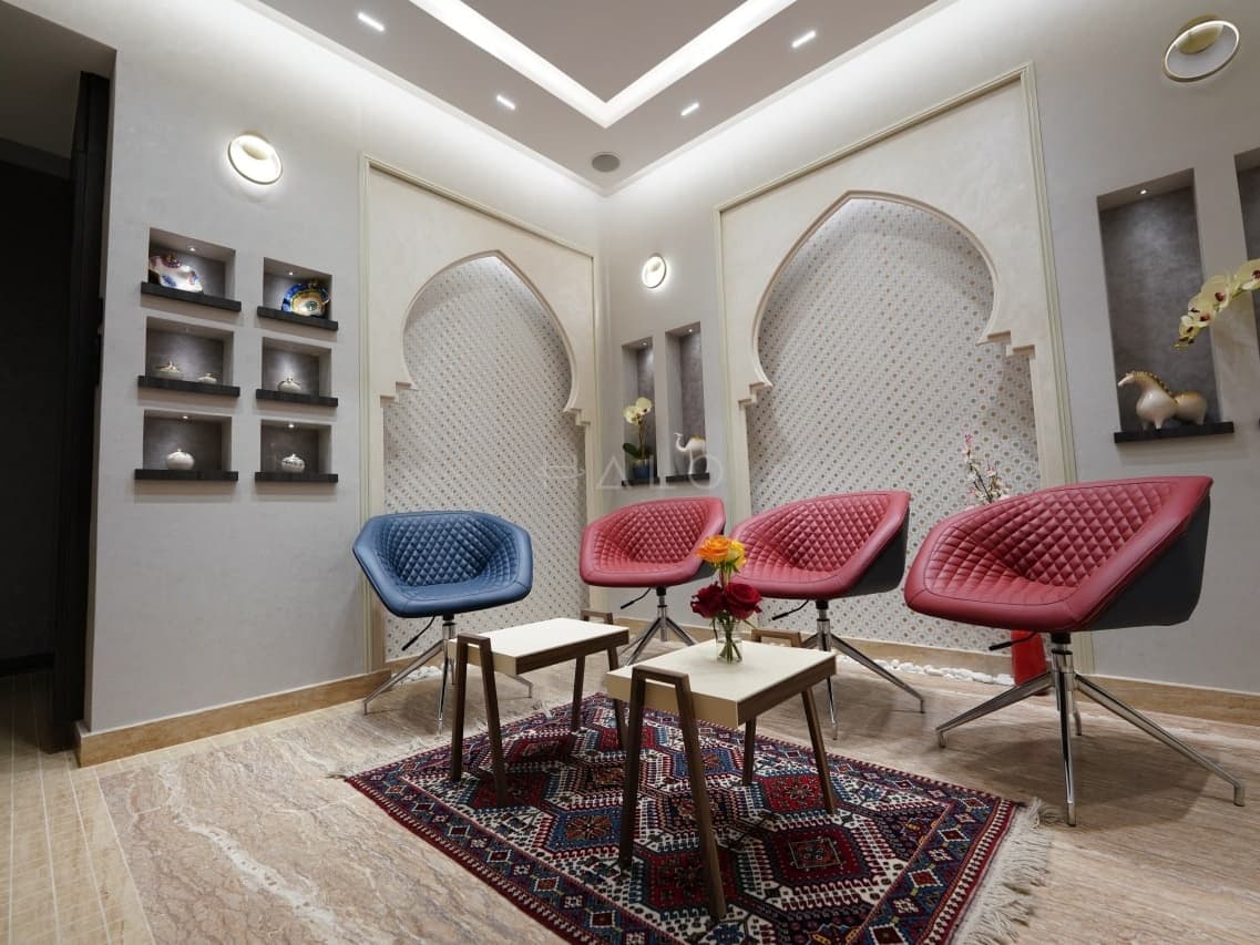Arched gypsum niches and moulded wall panelling in a majlis-style reception room in Dubai