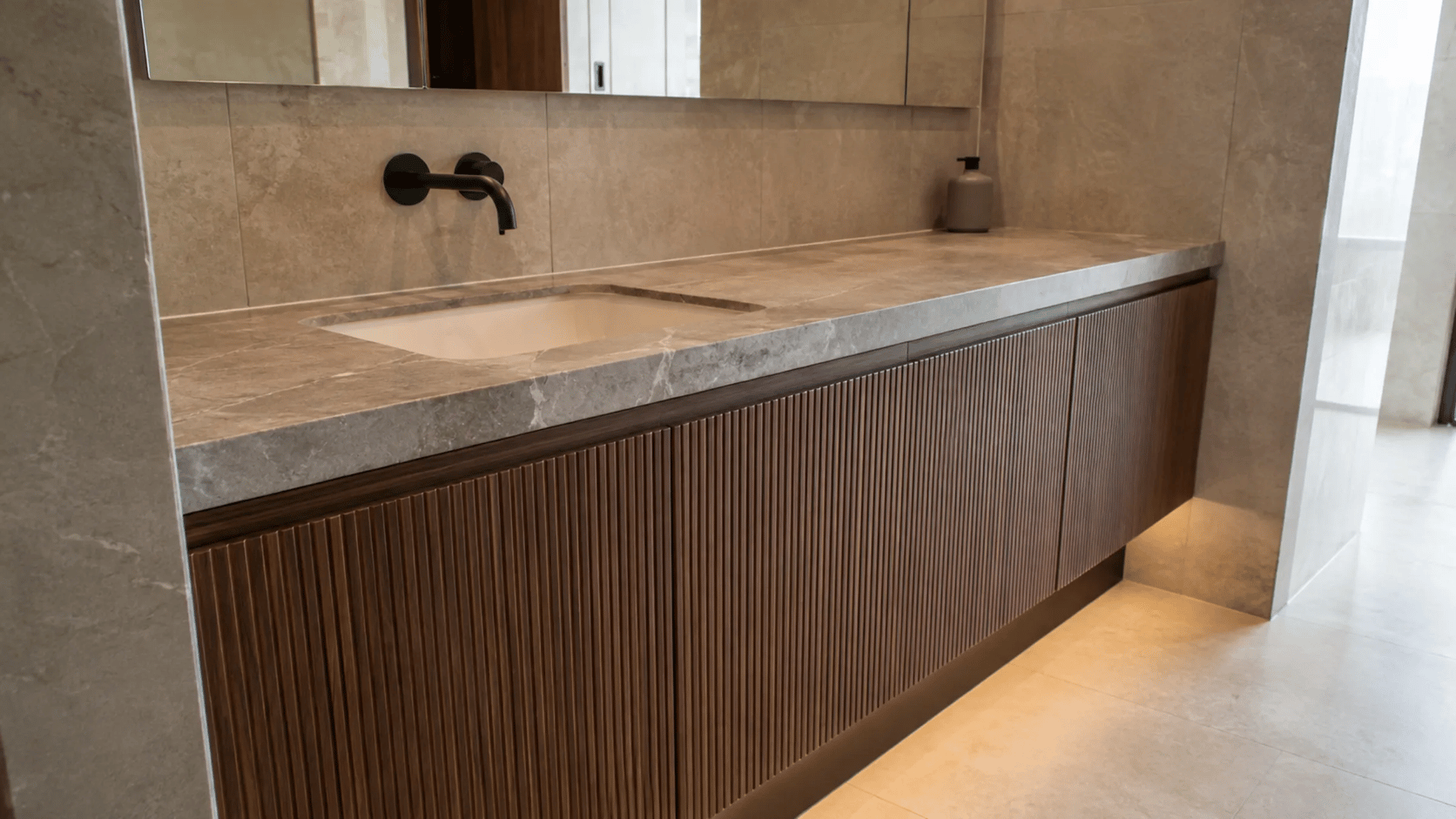 Bathroom vanity units in Dubai: choosing the type and specifying the details